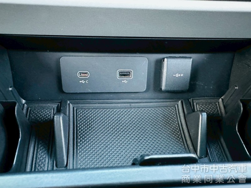 硬派越野大滿配 全地形反應系統 氣壓避震 冰箱 全景天窗 20吋輪圈,,,,