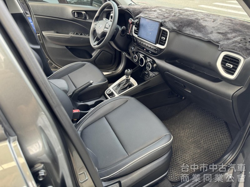 鑫華富汽車 現代 都會休旅款1.6