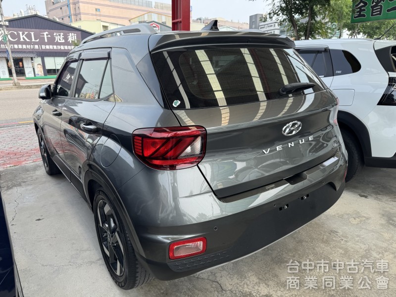 鑫華富汽車 現代 都會休旅款1.6